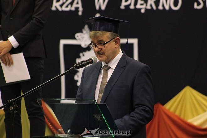Rozdanie świadectw maturalnych w III Liceum Ogólnokształcącym w Ostrołęce [28.04.2016] - zdjęcie #17 - eOstroleka.pl
