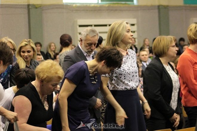 Rozdanie świadectw maturalnych w III Liceum Ogólnokształcącym w Ostrołęce [28.04.2016] - zdjęcie #12 - eOstroleka.pl