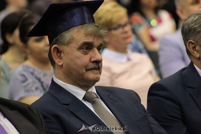 Rozdanie świadectw maturalnych w III Liceum Ogólnokształcącym w Ostrołęce [28.04.2016] - zdjęcie #3 - eOstroleka.pl