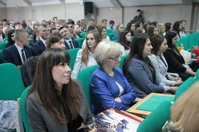 Wręczenie świadectw maturalnych w ostrołęckich szkołach średnich 29.04.2016] - zdjęcie #147 - eOstroleka.pl
