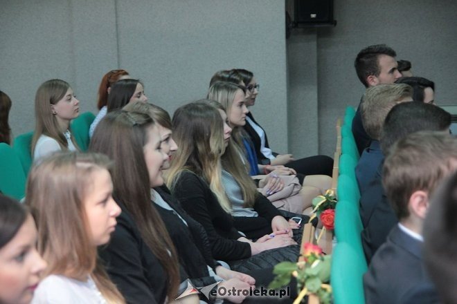 Wręczenie świadectw maturalnych w ostrołęckich szkołach średnich 29.04.2016] - zdjęcie #133 - eOstroleka.pl