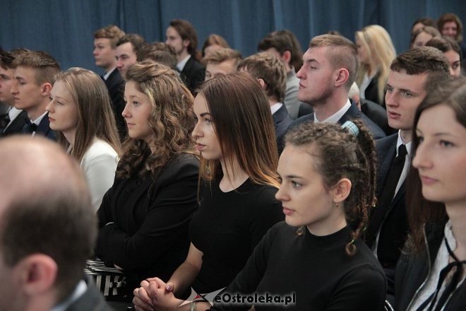 Wręczenie świadectw maturalnych w ostrołęckich szkołach średnich 29.04.2016] - zdjęcie #335 - eOstroleka.pl