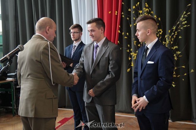Wręczenie świadectw maturalnych w ostrołęckich szkołach średnich 29.04.2016] - zdjęcie #175 - eOstroleka.pl