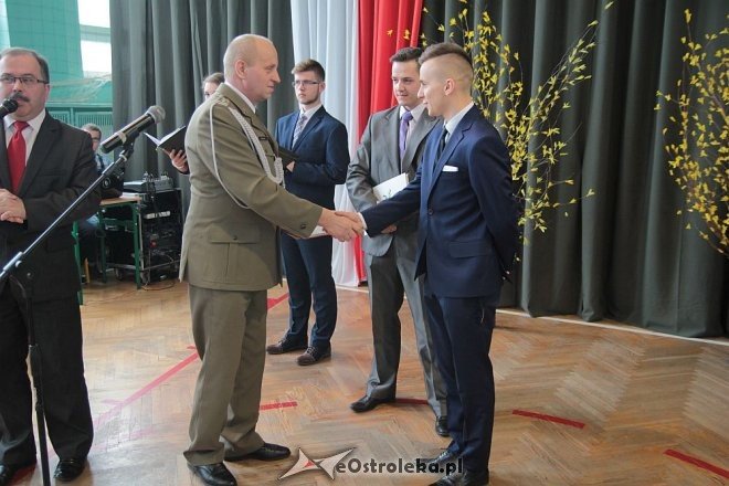 Wręczenie świadectw maturalnych w ostrołęckich szkołach średnich 29.04.2016] - zdjęcie #173 - eOstroleka.pl