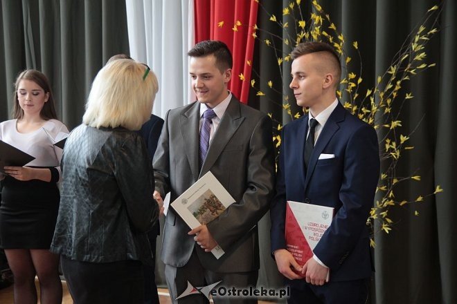 Wręczenie świadectw maturalnych w ostrołęckich szkołach średnich 29.04.2016] - zdjęcie #169 - eOstroleka.pl