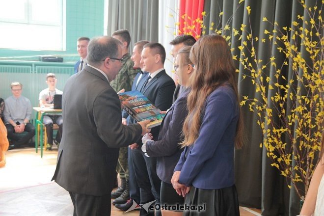 Wręczenie świadectw maturalnych w ostrołęckich szkołach średnich 29.04.2016] - zdjęcie #162 - eOstroleka.pl