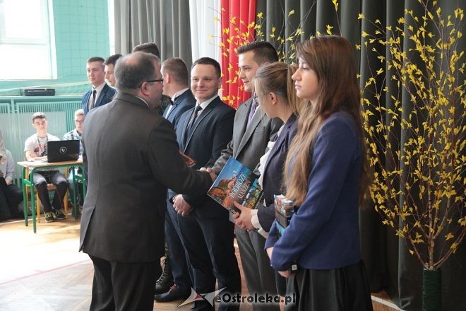 Wręczenie świadectw maturalnych w ostrołęckich szkołach średnich 29.04.2016] - zdjęcie #160 - eOstroleka.pl