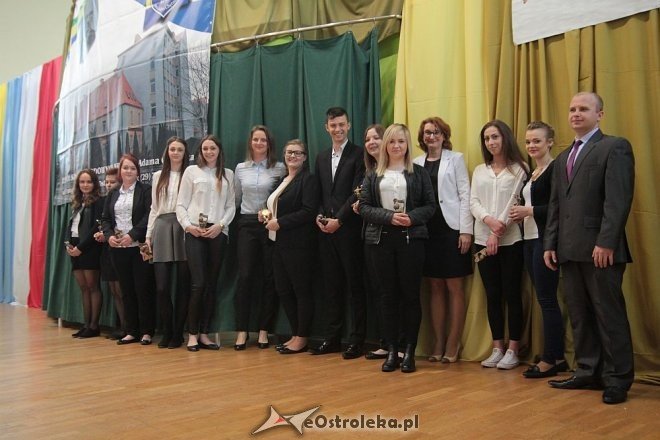 Wręczenie świadectw maturalnych w ostrołęckich szkołach średnich 29.04.2016] - zdjęcie #27 - eOstroleka.pl