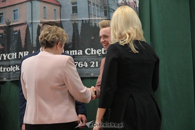 Wręczenie świadectw maturalnych w ostrołęckich szkołach średnich 29.04.2016] - zdjęcie #24 - eOstroleka.pl