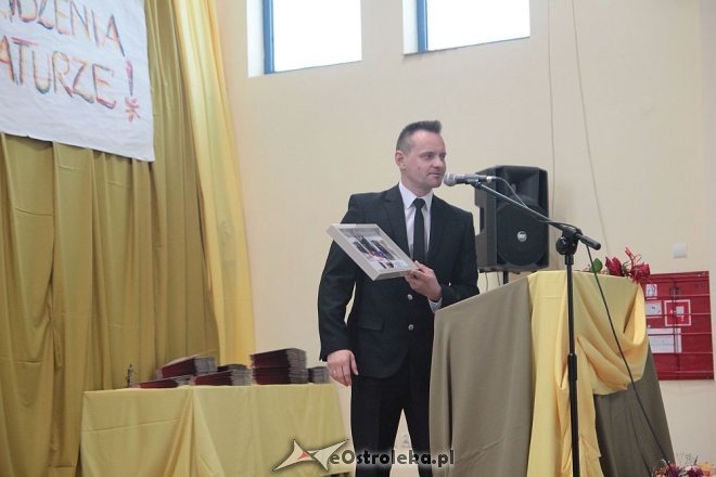Wręczenie świadectw maturalnych w ostrołęckich szkołach średnich 29.04.2016] - zdjęcie #15 - eOstroleka.pl