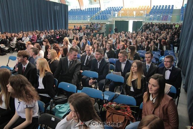 Wręczenie świadectw maturalnych w ostrołęckich szkołach średnich 29.04.2016] - zdjęcie #13 - eOstroleka.pl