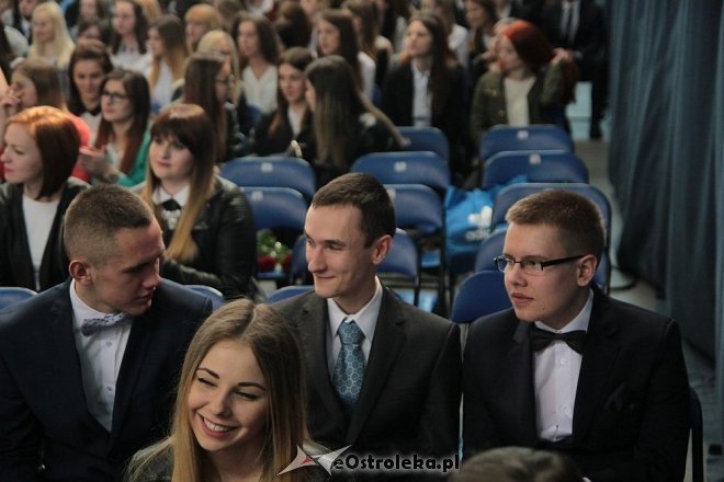 Wręczenie świadectw maturalnych w ostrołęckich szkołach średnich 29.04.2016] - zdjęcie #11 - eOstroleka.pl