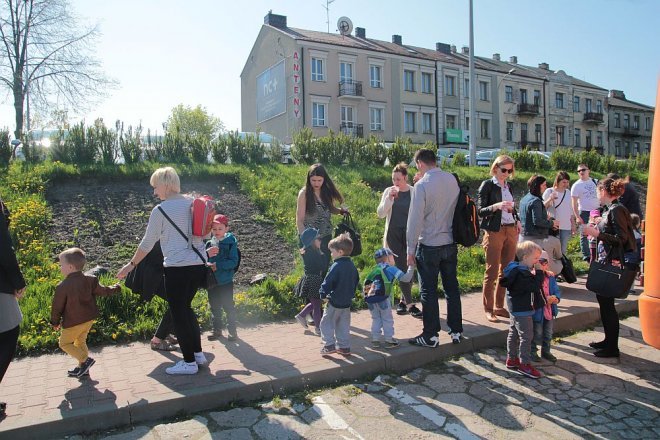 Przedszkolaki z „Krainy Misiów” na pouczającej wycieczce w Łomży [05.05.2016] - zdjęcie #1 - eOstroleka.pl