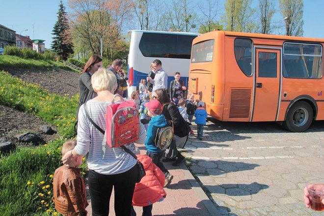 Przedszkolaki z „Krainy Misiów” na pouczającej wycieczce w Łomży [05.05.2016] - zdjęcie #5 - eOstroleka.pl
