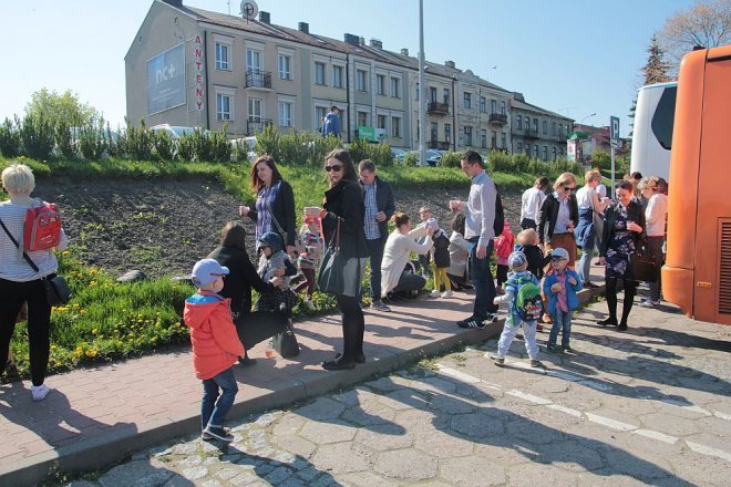 Przedszkolaki z „Krainy Misiów” na pouczającej wycieczce w Łomży [05.05.2016] - zdjęcie #9 - eOstroleka.pl