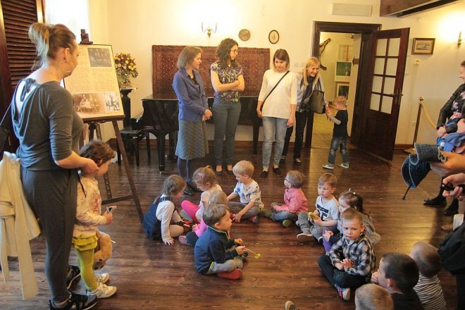 Przedszkolaki z „Krainy Misiów” na pouczającej wycieczce w Łomży [05.05.2016] - zdjęcie #70 - eOstroleka.pl