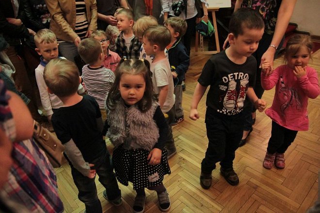 Przedszkolaki z „Krainy Misiów” na pouczającej wycieczce w Łomży [05.05.2016] - zdjęcie #45 - eOstroleka.pl