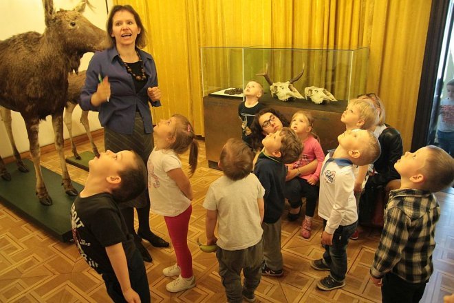 Przedszkolaki z „Krainy Misiów” na pouczającej wycieczce w Łomży [05.05.2016] - zdjęcie #7 - eOstroleka.pl