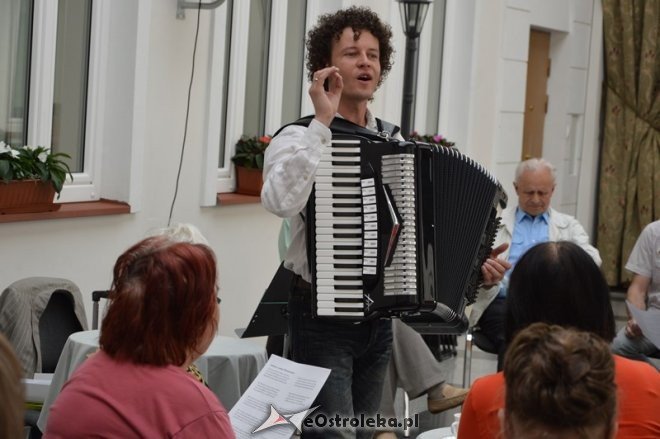 Wielopokoleniowe śpiewanie w Muzeum Kultury Kurpiowskiej [07.05.2016] - zdjęcie #23 - eOstroleka.pl
