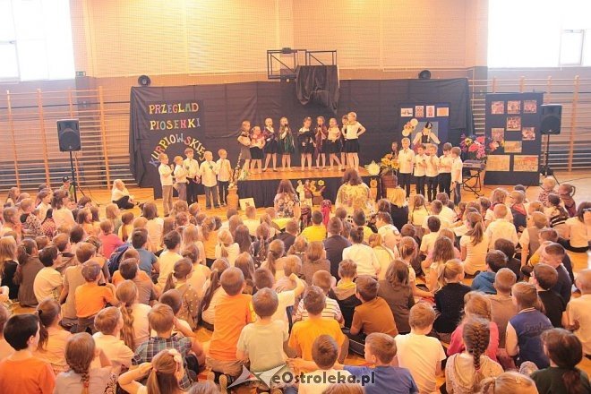 Przegląd Piosenki Kurpiowskiej w SP nr 10 [11.05.2016] - zdjęcie #1 - eOstroleka.pl