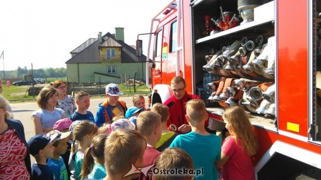 Pokaz sprzętu ratowniczo-gaśniczego w Szkole Podstawowej w Łączkach [11.05.2016] - zdjęcie #1 - eOstroleka.pl