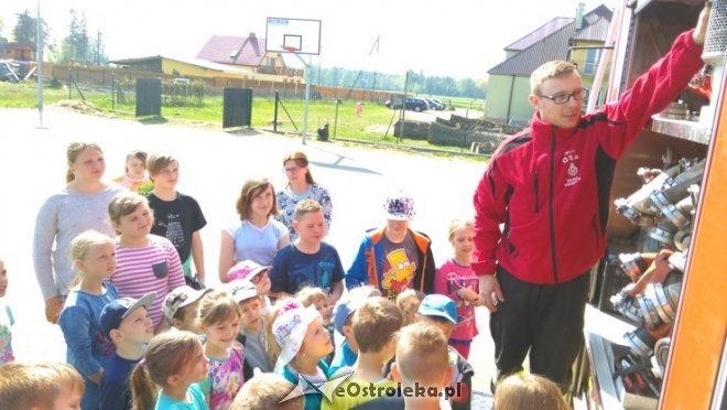Pokaz sprzętu ratowniczo-gaśniczego w Szkole Podstawowej w Łączkach [11.05.2016] - zdjęcie #2 - eOstroleka.pl