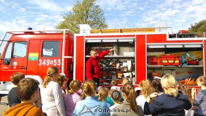 Pokaz sprzętu ratowniczo-gaśniczego w Szkole Podstawowej w Łączkach [11.05.2016] - zdjęcie #3 - eOstroleka.pl