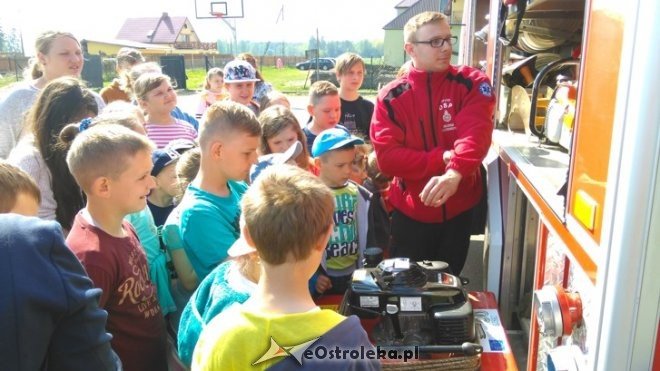 Pokaz sprzętu ratowniczo-gaśniczego w Szkole Podstawowej w Łączkach [11.05.2016] - zdjęcie #5 - eOstroleka.pl