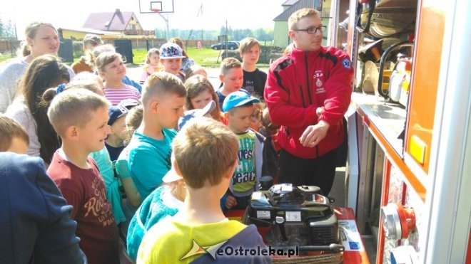 Pokaz sprzętu ratowniczo-gaśniczego w Szkole Podstawowej w Łączkach [11.05.2016] - zdjęcie #65 - eOstroleka.pl