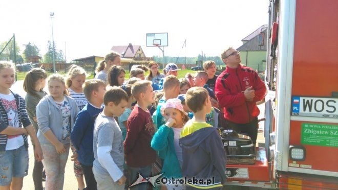 Pokaz sprzętu ratowniczo-gaśniczego w Szkole Podstawowej w Łączkach [11.05.2016] - zdjęcie #6 - eOstroleka.pl