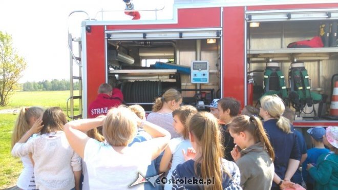 Pokaz sprzętu ratowniczo-gaśniczego w Szkole Podstawowej w Łączkach [11.05.2016] - zdjęcie #9 - eOstroleka.pl