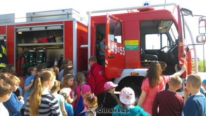 Pokaz sprzętu ratowniczo-gaśniczego w Szkole Podstawowej w Łączkach [11.05.2016] - zdjęcie #14 - eOstroleka.pl