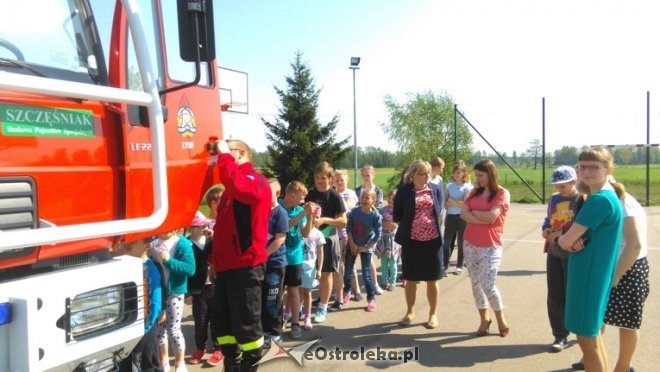 Pokaz sprzętu ratowniczo-gaśniczego w Szkole Podstawowej w Łączkach [11.05.2016] - zdjęcie #18 - eOstroleka.pl
