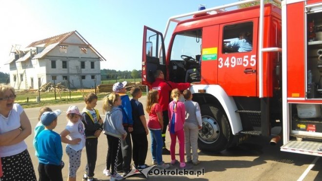 Pokaz sprzętu ratowniczo-gaśniczego w Szkole Podstawowej w Łączkach [11.05.2016] - zdjęcie #20 - eOstroleka.pl