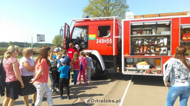 Pokaz sprzętu ratowniczo-gaśniczego w Szkole Podstawowej w Łączkach [11.05.2016] - zdjęcie #22 - eOstroleka.pl