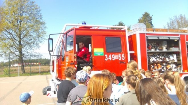 Pokaz sprzętu ratowniczo-gaśniczego w Szkole Podstawowej w Łączkach [11.05.2016] - zdjęcie #24 - eOstroleka.pl