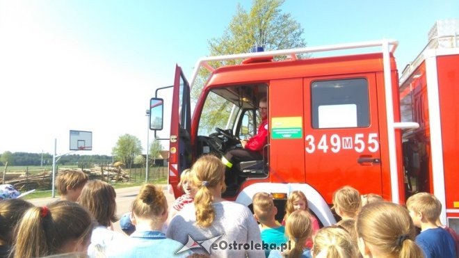 Pokaz sprzętu ratowniczo-gaśniczego w Szkole Podstawowej w Łączkach [11.05.2016] - zdjęcie #45 - eOstroleka.pl