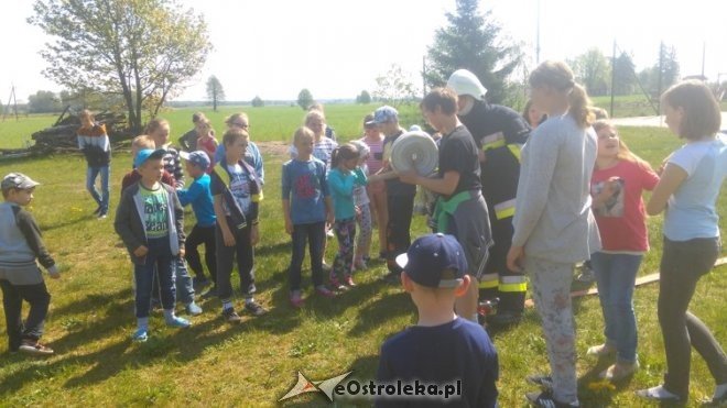 Pokaz sprzętu ratowniczo-gaśniczego w Szkole Podstawowej w Łączkach [11.05.2016] - zdjęcie #29 - eOstroleka.pl