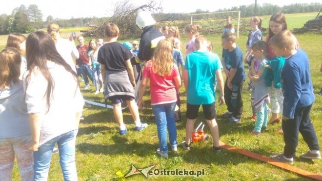 Pokaz sprzętu ratowniczo-gaśniczego w Szkole Podstawowej w Łączkach [11.05.2016] - zdjęcie #31 - eOstroleka.pl