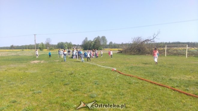 Pokaz sprzętu ratowniczo-gaśniczego w Szkole Podstawowej w Łączkach [11.05.2016] - zdjęcie #32 - eOstroleka.pl