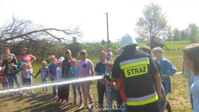 Pokaz sprzętu ratowniczo-gaśniczego w Szkole Podstawowej w Łączkach [11.05.2016] - zdjęcie #34 - eOstroleka.pl
