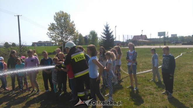 Pokaz sprzętu ratowniczo-gaśniczego w Szkole Podstawowej w Łączkach [11.05.2016] - zdjęcie #36 - eOstroleka.pl