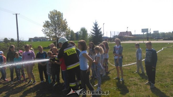 Pokaz sprzętu ratowniczo-gaśniczego w Szkole Podstawowej w Łączkach [11.05.2016] - zdjęcie #34 - eOstroleka.pl