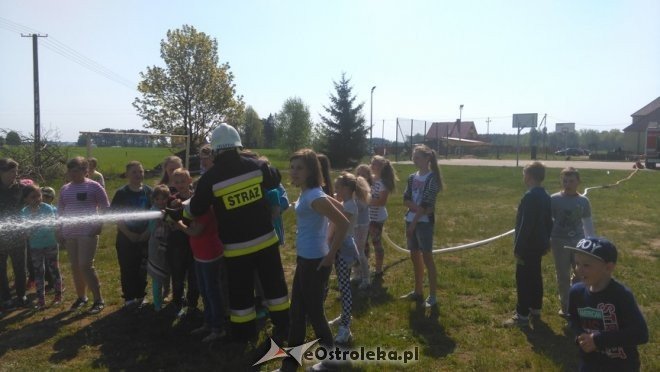Pokaz sprzętu ratowniczo-gaśniczego w Szkole Podstawowej w Łączkach [11.05.2016] - zdjęcie #32 - eOstroleka.pl