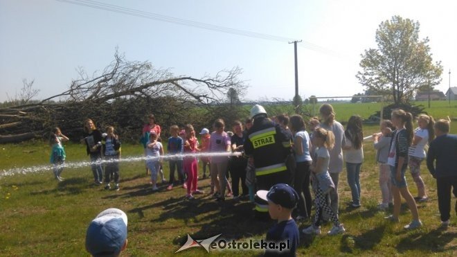 Pokaz sprzętu ratowniczo-gaśniczego w Szkole Podstawowej w Łączkach [11.05.2016] - zdjęcie #40 - eOstroleka.pl