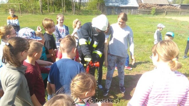 Pokaz sprzętu ratowniczo-gaśniczego w Szkole Podstawowej w Łączkach [11.05.2016] - zdjęcie #41 - eOstroleka.pl