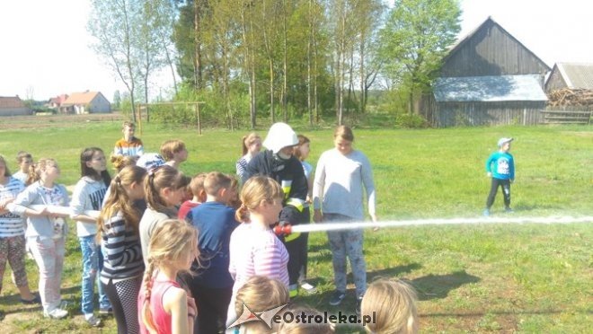 Pokaz sprzętu ratowniczo-gaśniczego w Szkole Podstawowej w Łączkach [11.05.2016] - zdjęcie #42 - eOstroleka.pl