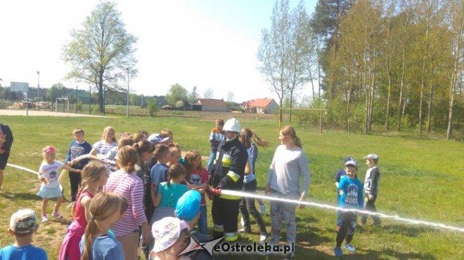 Pokaz sprzętu ratowniczo-gaśniczego w Szkole Podstawowej w Łączkach [11.05.2016] - zdjęcie #43 - eOstroleka.pl