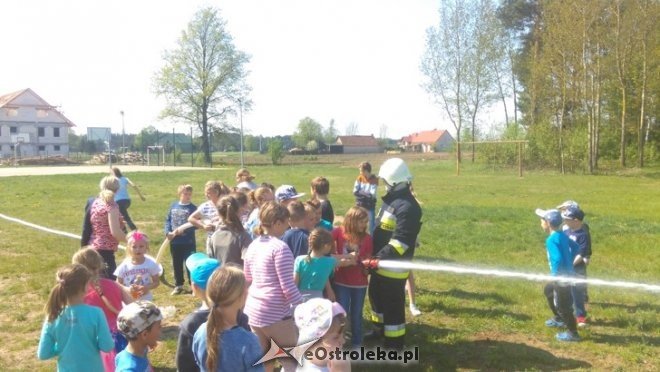 Pokaz sprzętu ratowniczo-gaśniczego w Szkole Podstawowej w Łączkach [11.05.2016] - zdjęcie #44 - eOstroleka.pl