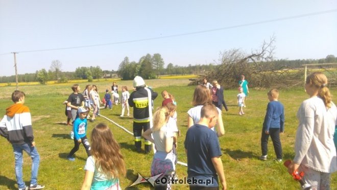 Pokaz sprzętu ratowniczo-gaśniczego w Szkole Podstawowej w Łączkach [11.05.2016] - zdjęcie #45 - eOstroleka.pl
